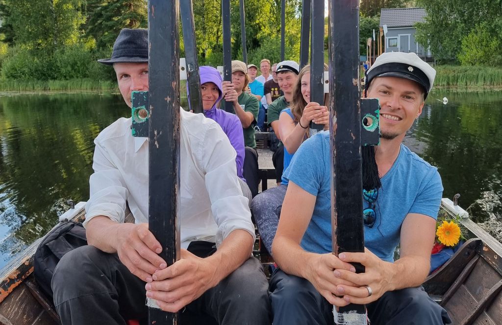 Helsinkiläinen kirkkovenekuoro soutaa Kimolan kanavalla ja konsertoi myös Jaalassa