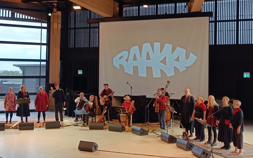 Kymmenen  vuotta kansanmusiikkia Huhdasjärveltä