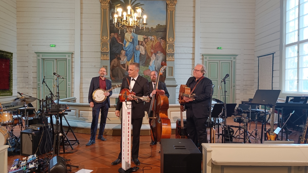Kirkossa kajahti bluegrass
