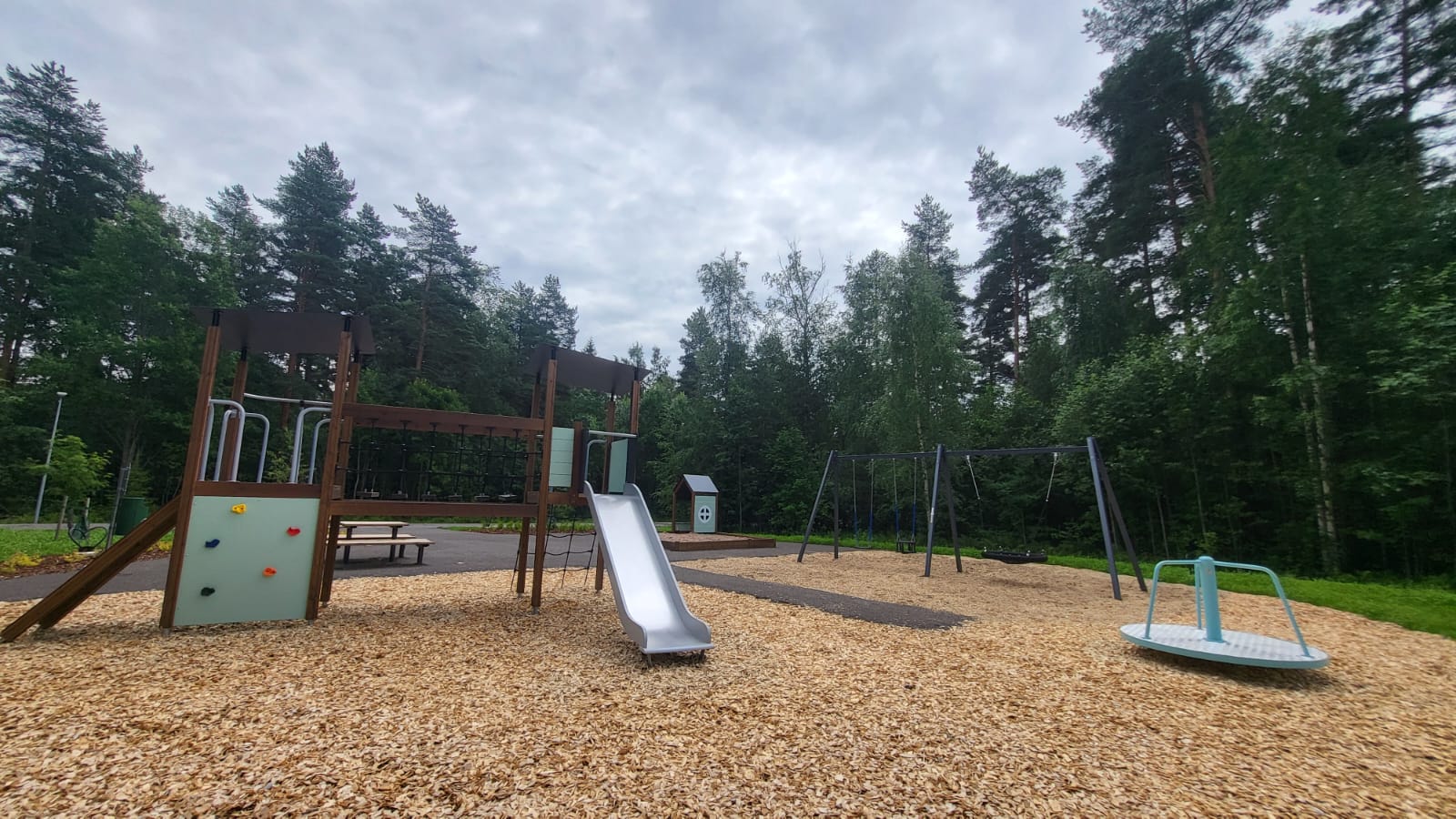 Kukkuraisenpolun leikkipaikka on saanut uuden ilmeen