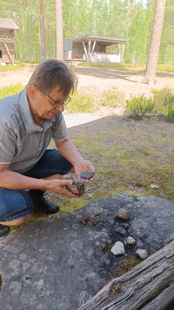 Jaalalaisgeologi kertoi kivistä Huhdasjärvellä – rauhoittelee malminetsintävarauksesta huolestuneita