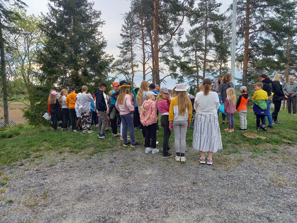 Toukosiunauksessa istutettiin myös puu